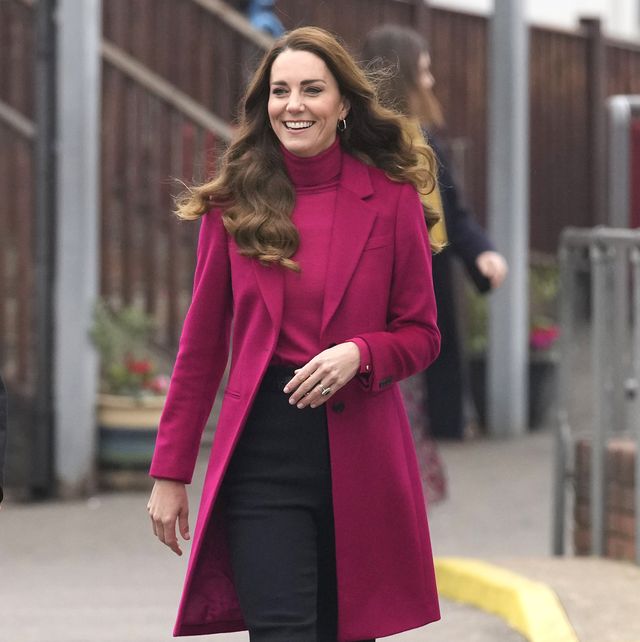 Kate Middleton con look de abrigo jersey fucsia rebajados
