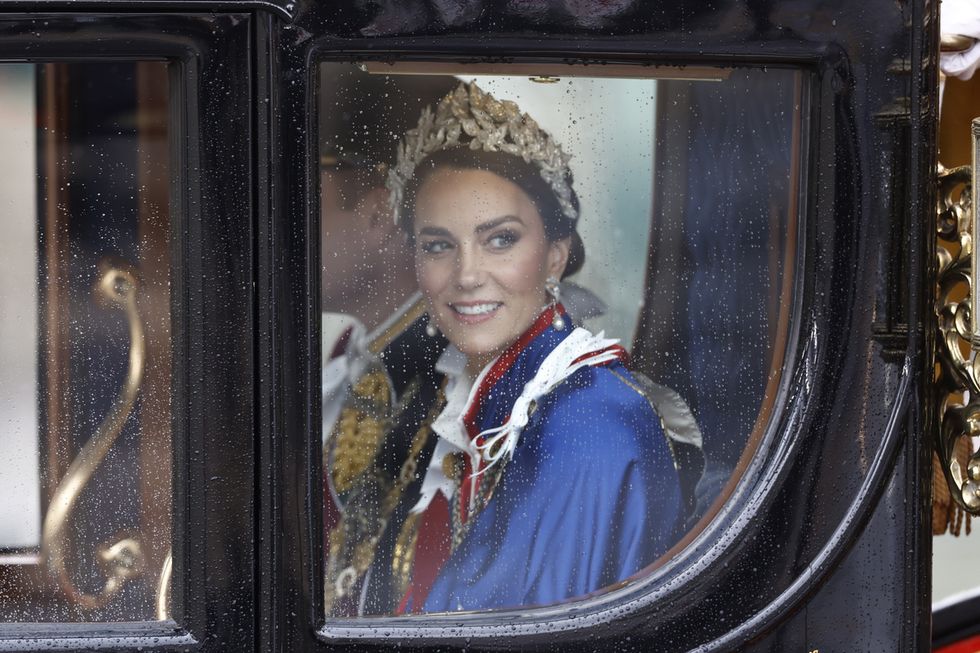 1 - Perché Kate Middleton non ha indossato la tiara? Il suo cerchietto nasconde un messaggio