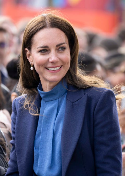 glasgow, scotland may 11 catherine, duchess of cambridge on a walkabout after a visit to the university of glasgow to talk with students about mental health and wellbeing on may 11, 2022 in glasgow, scotland photo by mark cuthbertuk press via getty images