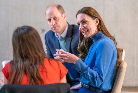 glasgow, scotland may 11 prince william, duke of cambridge and catherine, duchess of cambridge speak with students during a visit to the university of glasgow on may 11, 2022 in glasgow, scotland the duke and duchess are visiting the university of glasgow to talk with students about mental health and wellbeing, particularly pertinent during what is exam season at the university photo by jane barlow wpa poolgetty images