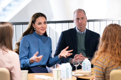 glasgow, scotland may 11 prince william, duke of cambridge and catherine, duchess of cambridge meet with students during a visit to the university of glasgow on may 11, 2022 in glasgow, scotland the duke and duchess are visiting the university of glasgow to talk with students about mental health and wellbeing, particularly pertinent during what is exam season at the university photo by jane barlow wpa poolgetty images