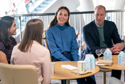 glasgow, scotland may 11 prince william, duke of cambridge and catherine, duchess of cambridge speak with students during a visit to the university of glasgow on may 11, 2022 in glasgow, scotland the duke and duchess are visiting the university of glasgow to talk with students about mental health and wellbeing, particularly pertinent during what is exam season at the university photo by jane barlow wpa poolgetty images