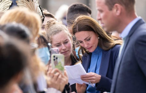 glasgow, scotland may 11 prince william, duke of cambridge and catherine, duchess of cambridge on a walkabout after a visit to the university of glasgow to talk with students about mental health and wellbeing on may 11, 2022 in glasgow, scotland photo by mark cuthbertuk press via getty images