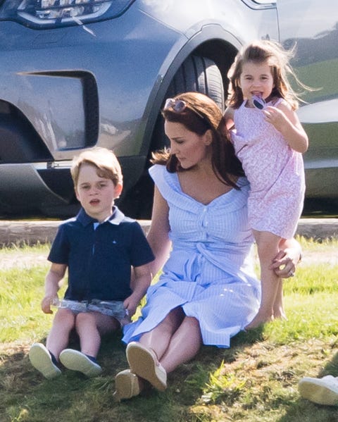 Kate Middleton saat menyaksikan Pangeran William bertanding polo.