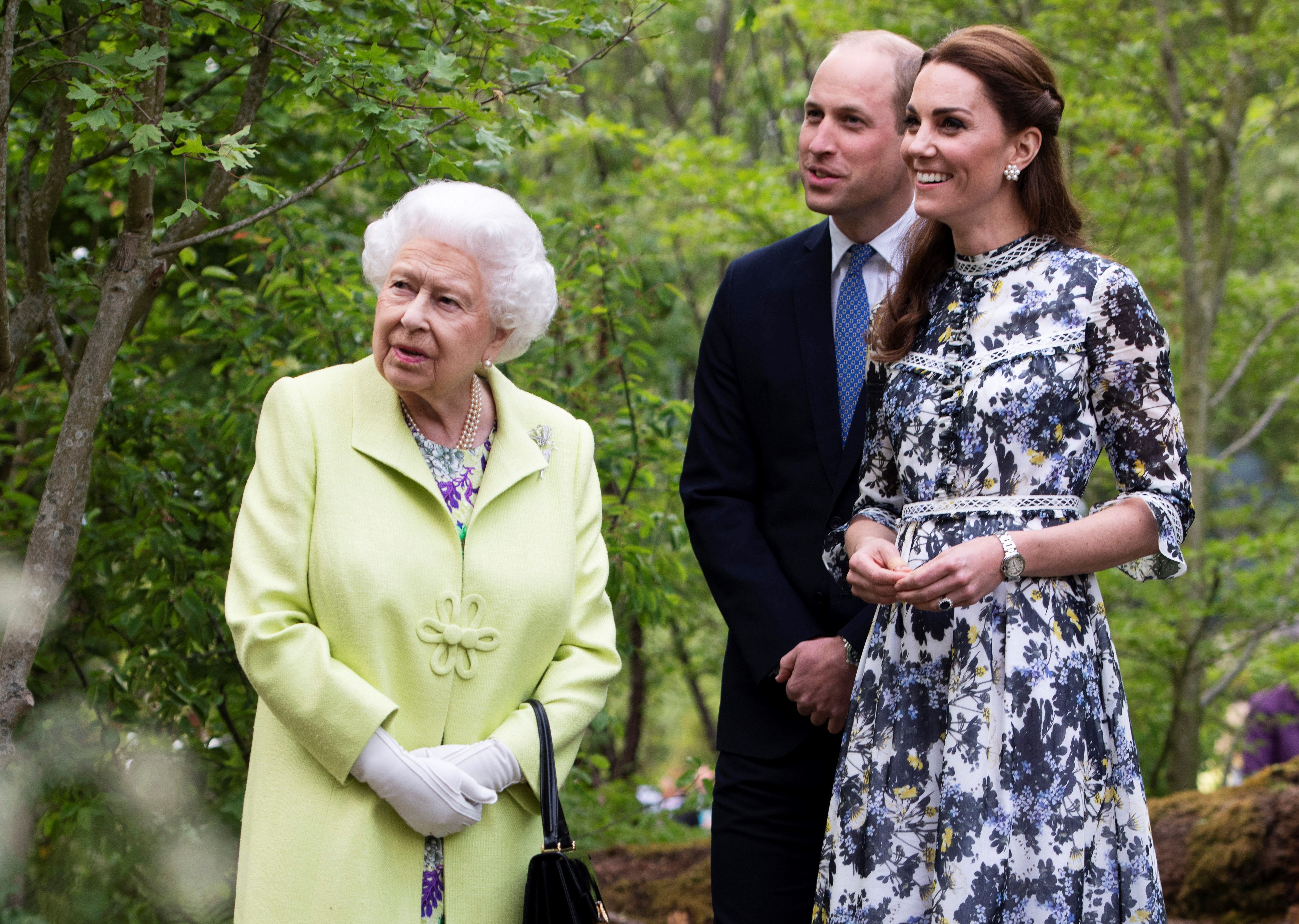 Kate Middleton Kisses Queen Elizabeth On The Cheek At Rhs Chelsea Flower Show