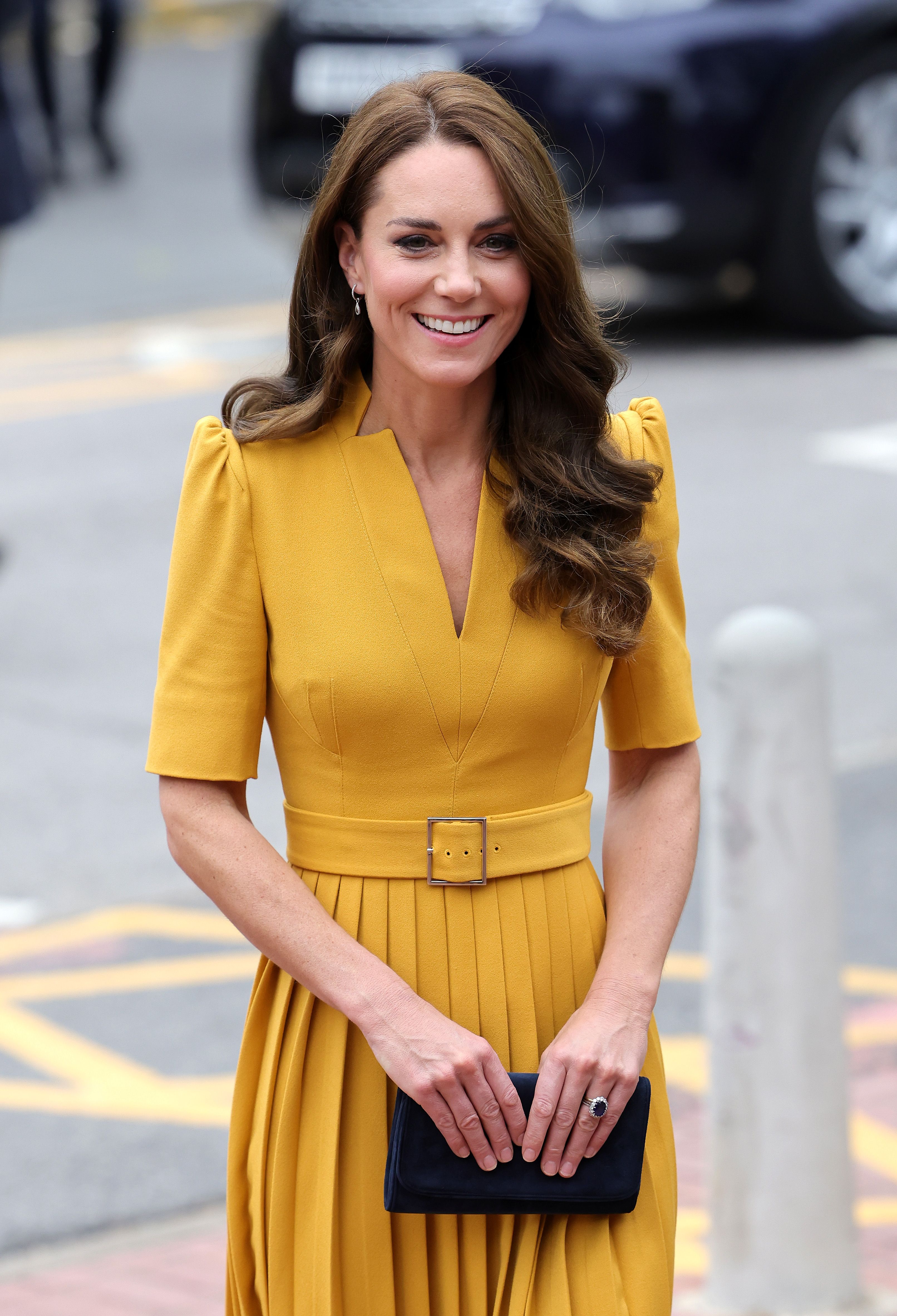 Kate Middleton, una princesa radiante con vestido mostaza