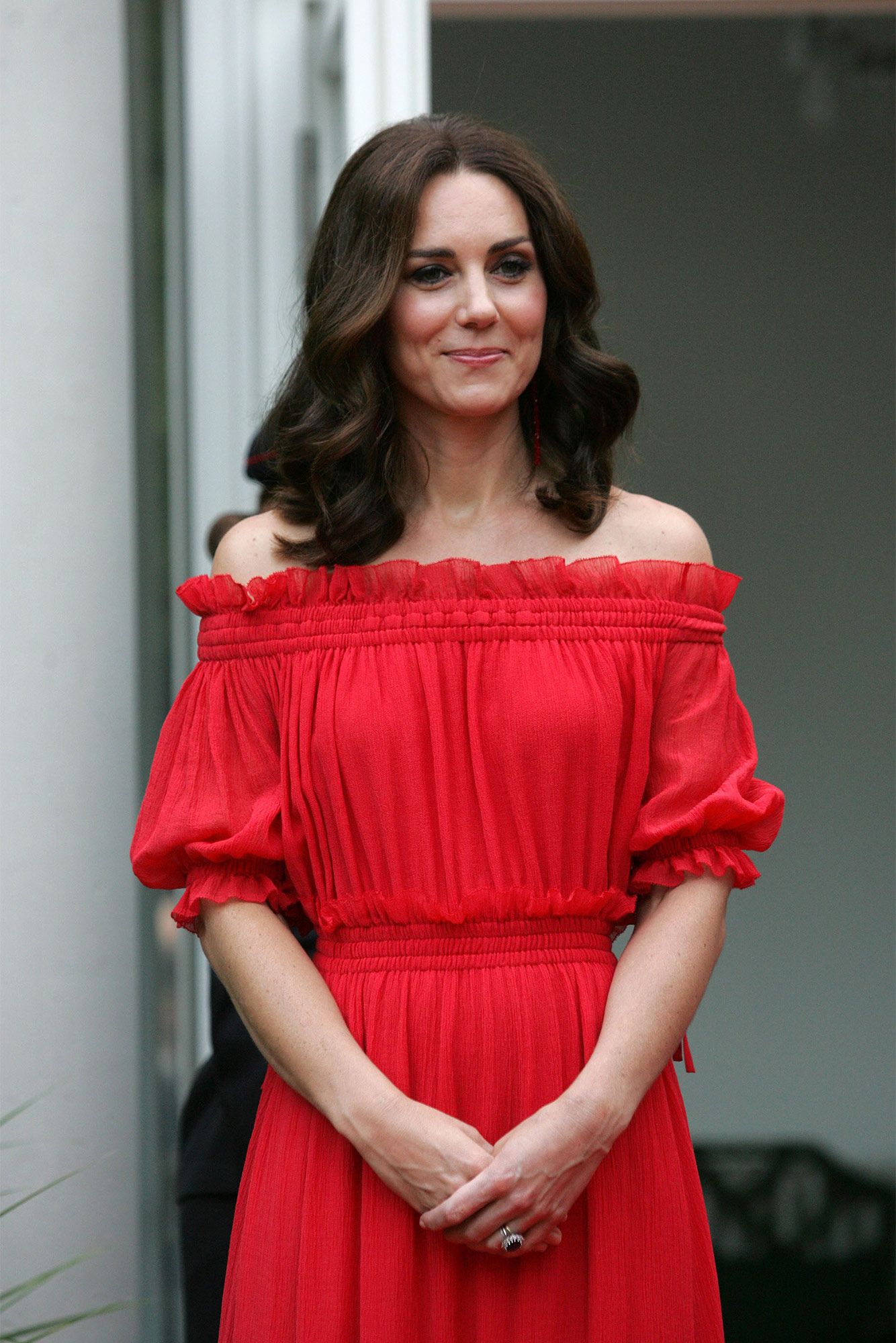 Kate Middleton rescata su vestido rojo de Alexander McQueen - El vestido  sin hombros de Alexander McQueen es la última apuesta de Kate Middleton