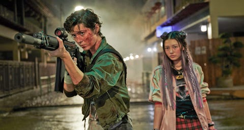 mary elizabeth winstead apunta con un arma al frente mientras miku martineau queda un paso por detrás de ella en una escena de la película kate de netflix