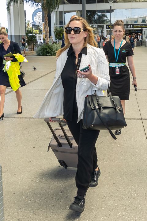 gris lealtad Sobrio Kate Winslet: look de aeropuerto con zapatillas Superga