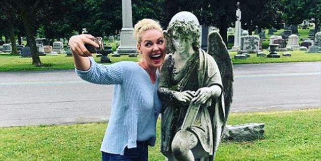 katherine-heigl-selfies-cemetery