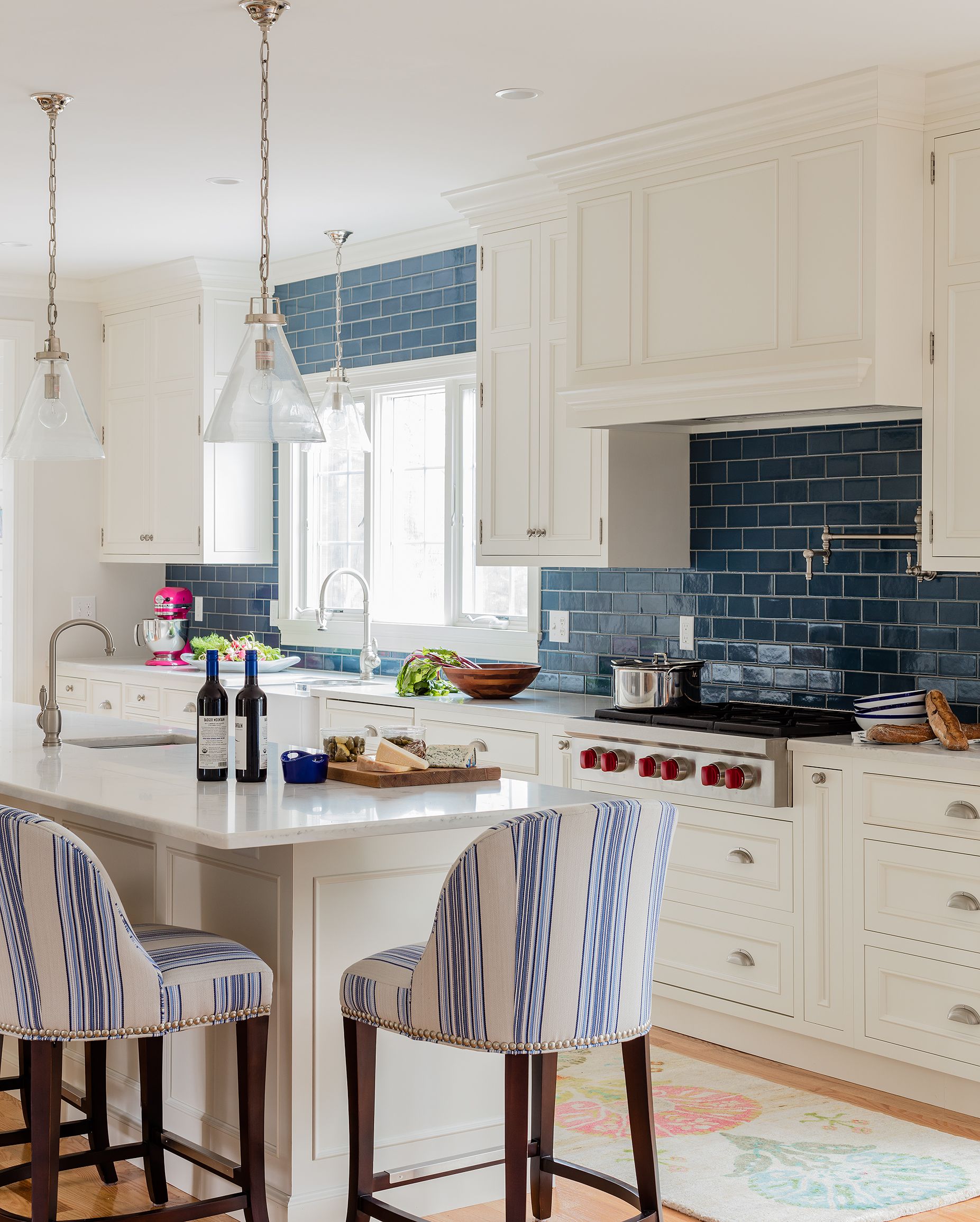 25 Beautiful Kitchens With Dark Backsplashes Dark Kitchen Backsplashes