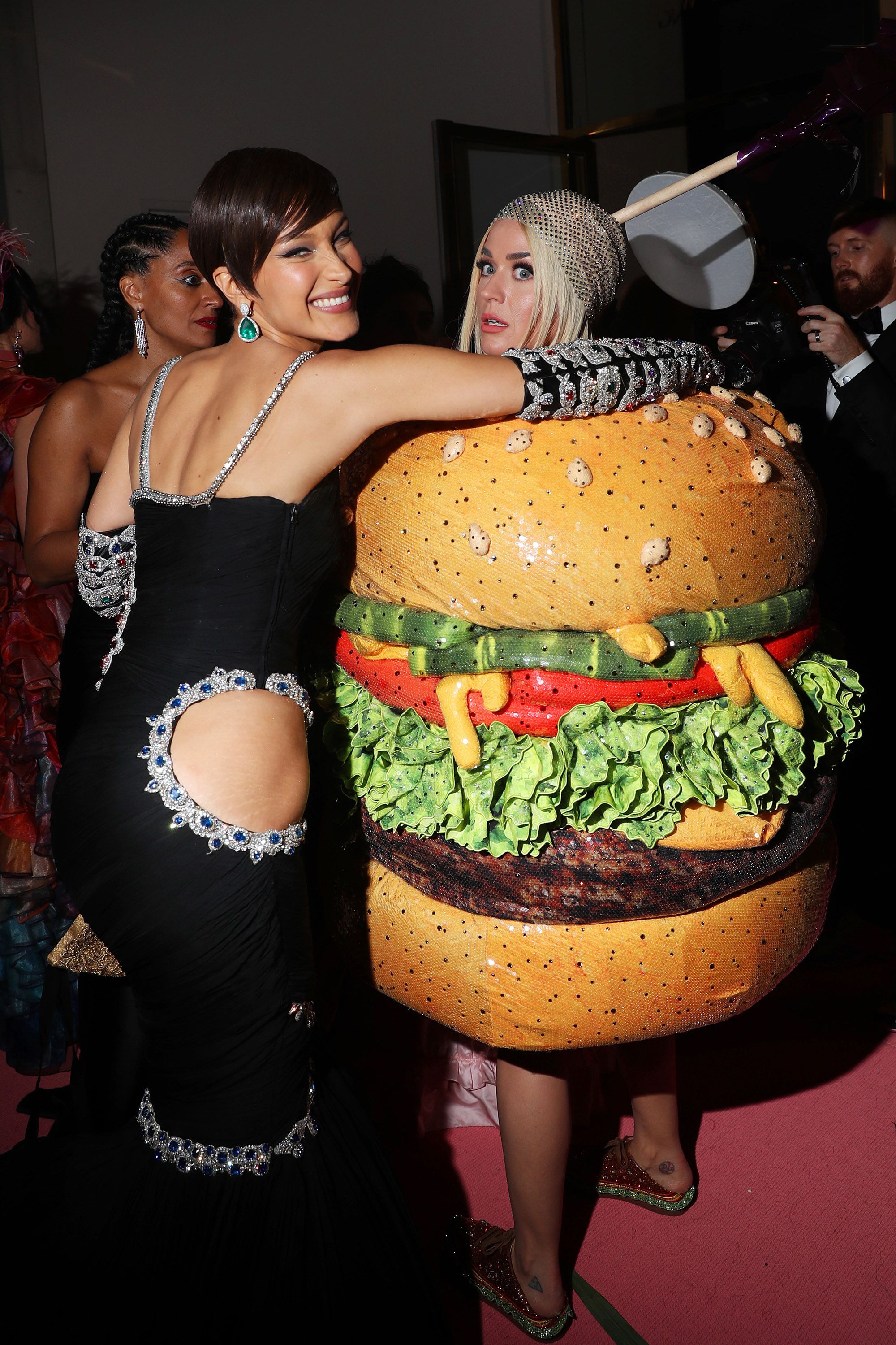 Kreta De vreemdeling mouw Katy Perry transformed into an actual burger for the Met Gala after party