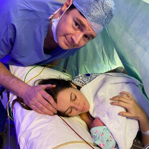 Kaya Scodelario begrüßt ihr zweites Baby, während sie es nach der Geburt in einem Handtuch hält