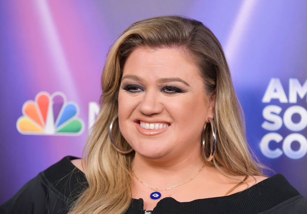 See 'American Idol' Judge Kelly Clarkson Stun in a Sequins Mini Dress for  the American Song Contest Finale