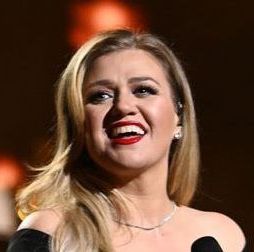 Kelly Clarkson Brings Down the House in a Cut-Out Dress During Holiday Performance
