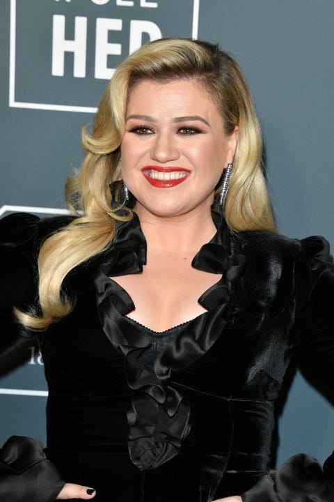 long curly hairstyles   kelly clarkson