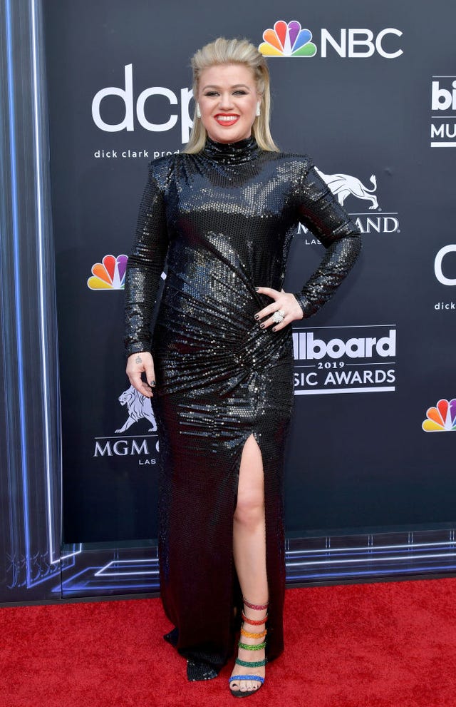 Flipboard: Kelly Clarkson Wore a Dress With a Thigh-High Slit on the ...