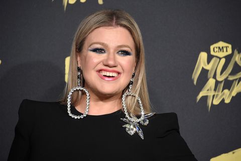 kelly clarkson cmt awards red carpet look