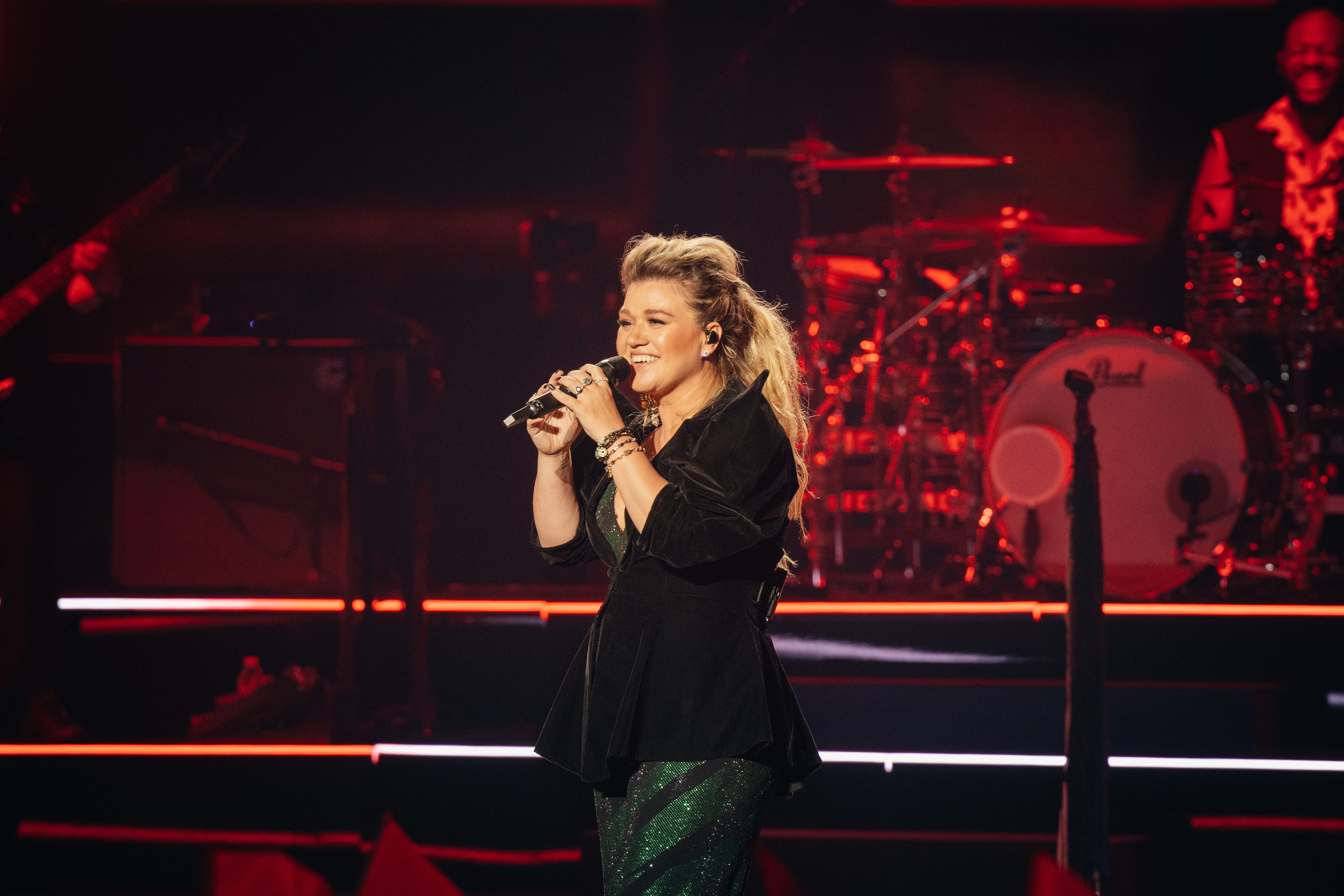 Kelly Clarkson's Stylist Shares Inspo Behind Her 'Boho Chic' Residency Fashion