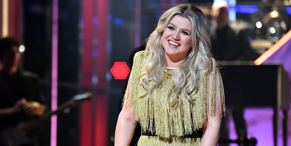 Kelly Clarkson Surprises Bride And Groom With Emotional
