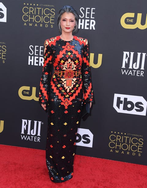 kelly huarrives  en los critics choice awards 2022