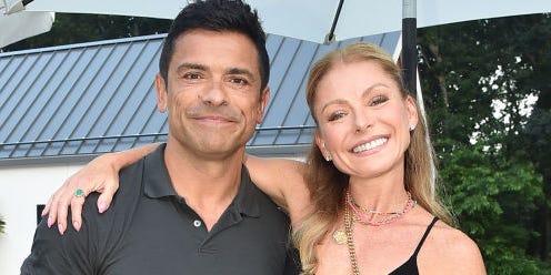 Le celebrità non possono smettere di commentare la carta famiglia 2021 di Kelly Ripa su Instagram