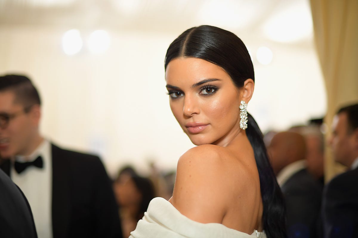 Kendall Jenner has overlined lips in her latest Instagram selfie