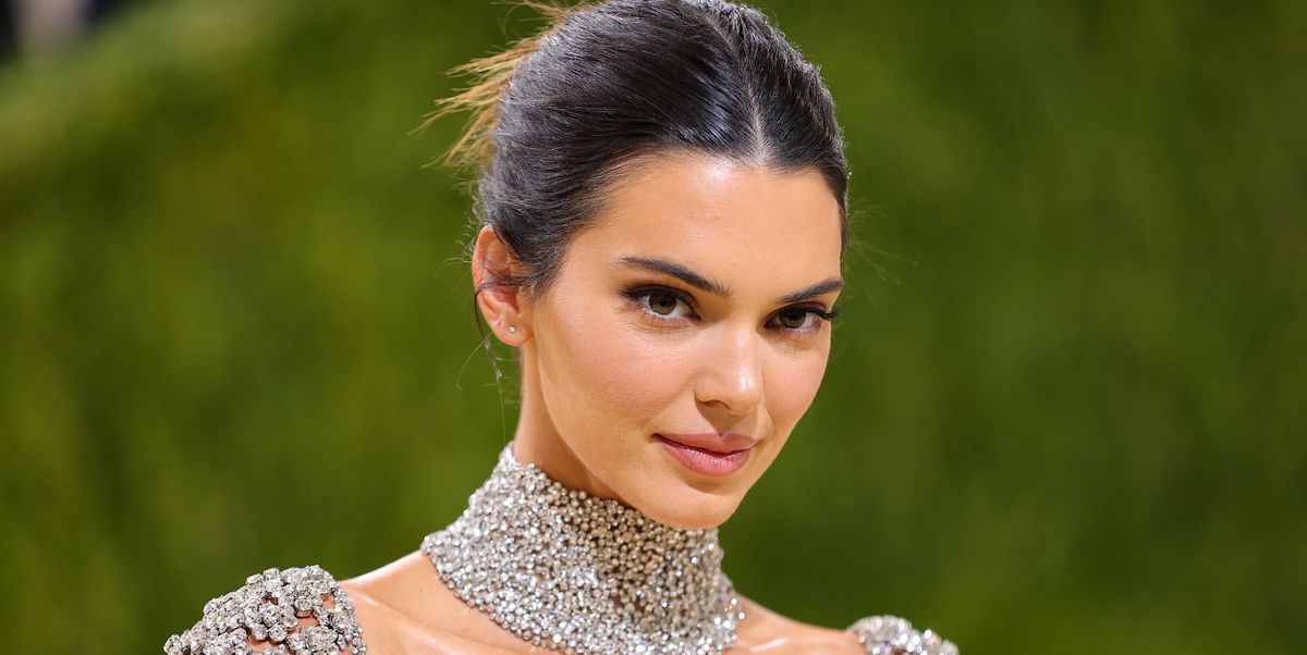 Kendall Jenner recreates bikini and snow boots look, and it's fire