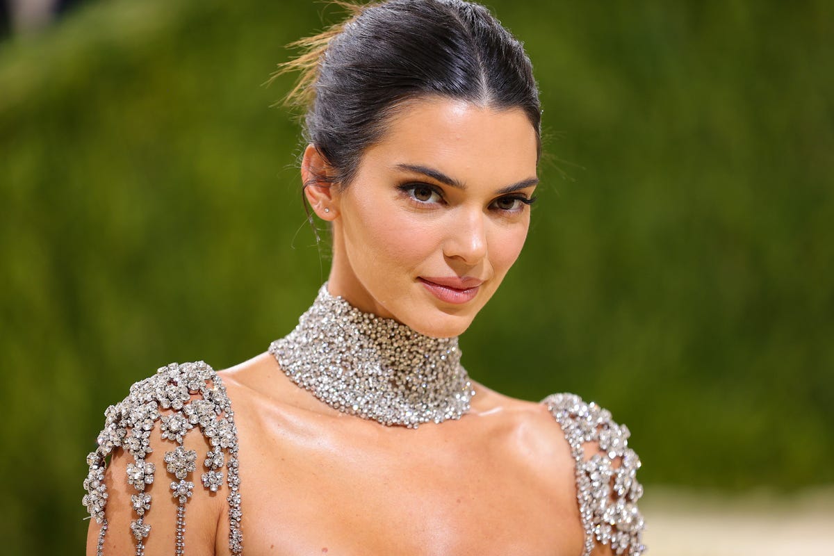 Kendall Jenner recreates bikini and snow boots look, and it's fire