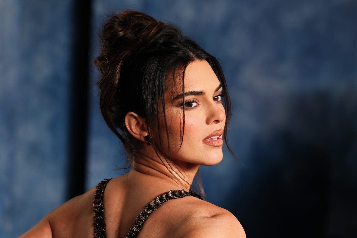 Kendall Jenner Goes Naked on Instagram & Reveals Her Secrets for Taking Perfect Photos