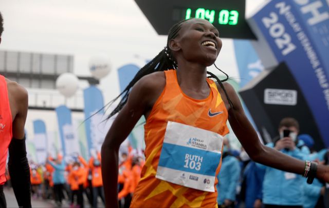 ruth chepngetich celebra su récord del mundo de medio maratón en estambul