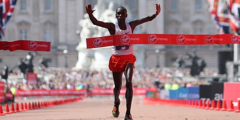 kipchoge eliud vainqueur podium farah londres marathoners telegraaf vroeger ochtend
