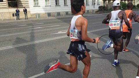 El plusmarquista austriaco de maratón también se pinta sus Nike de Adidas