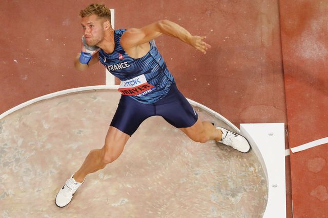 el plusmarquista mundial de decatlón, el francés kevin mayer, se prepara en el círculo de lanzamiento para tirar el peso en el mundial de atletismo de doha 2019