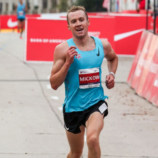 colin mickow running in the 2021 chicago marathon