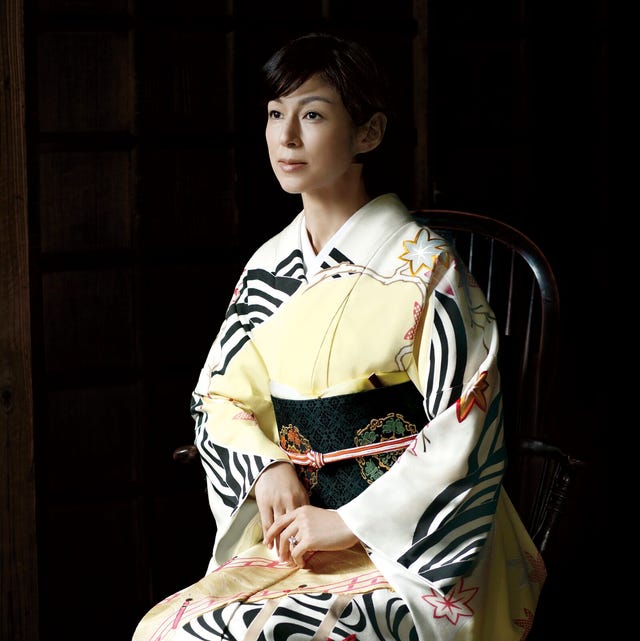 女優 鈴木保奈美さんが着こなす江戸時代の小袖柄の着物 女優 鈴木保奈美さんが着こなす江戸時代の小袖柄の着物