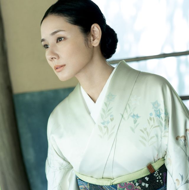 女優 吉田羊さんが着こなす菊模様の着物