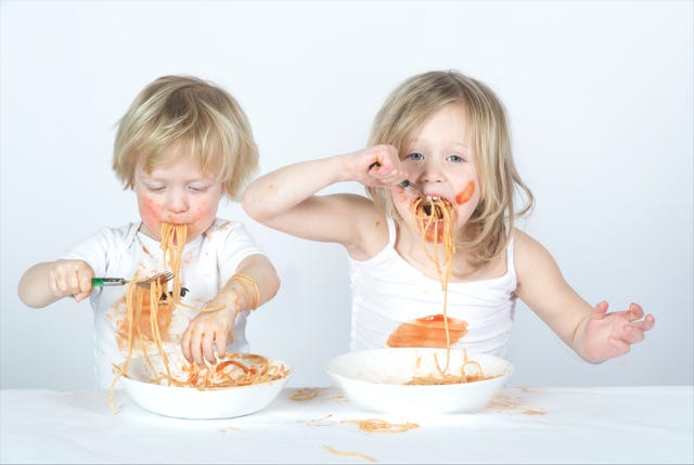 niños comiendo espaguetis