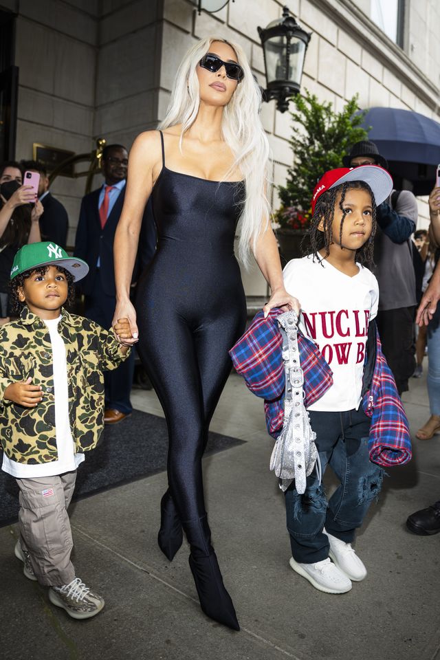 la celebrity kim kardashian regaña a su hijo saint en un directo de instagram