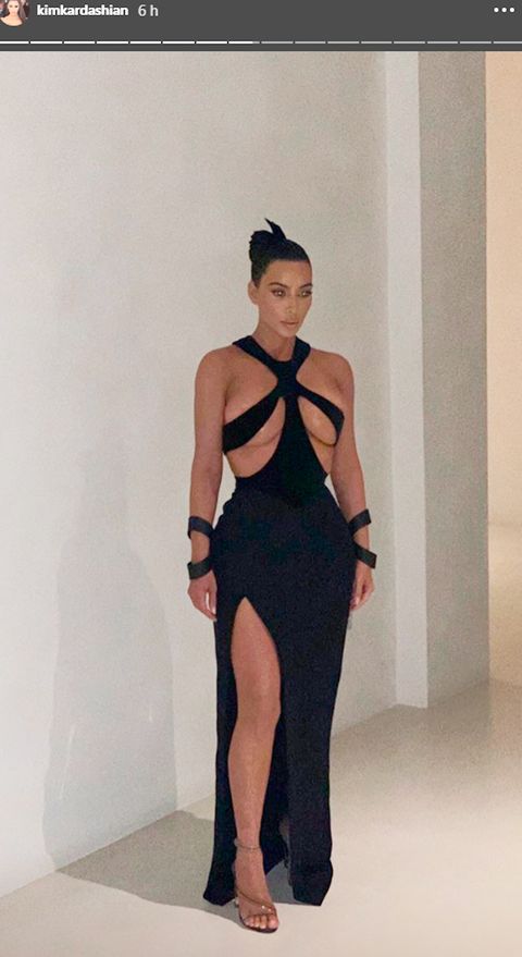 Kim Kardashian con vestido de Mugler.