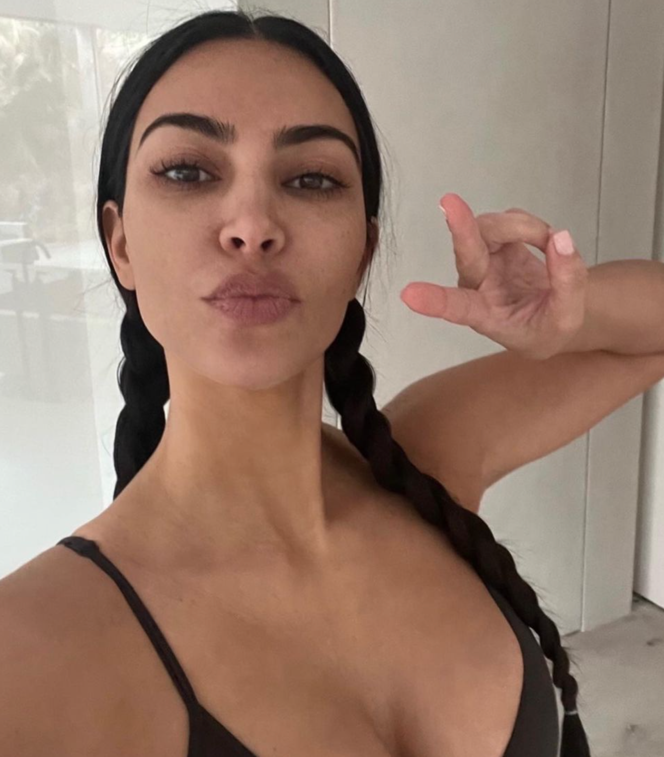 Kim Kardashian con o sin maquillaje luce hermosa
