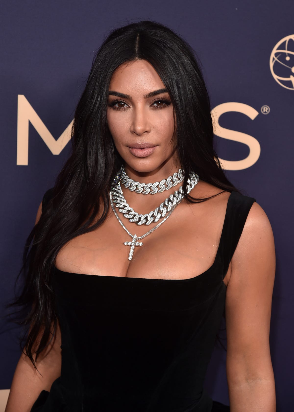 Kim Kardashian looks peak '90s with her pencil-thin eyebrows and ...