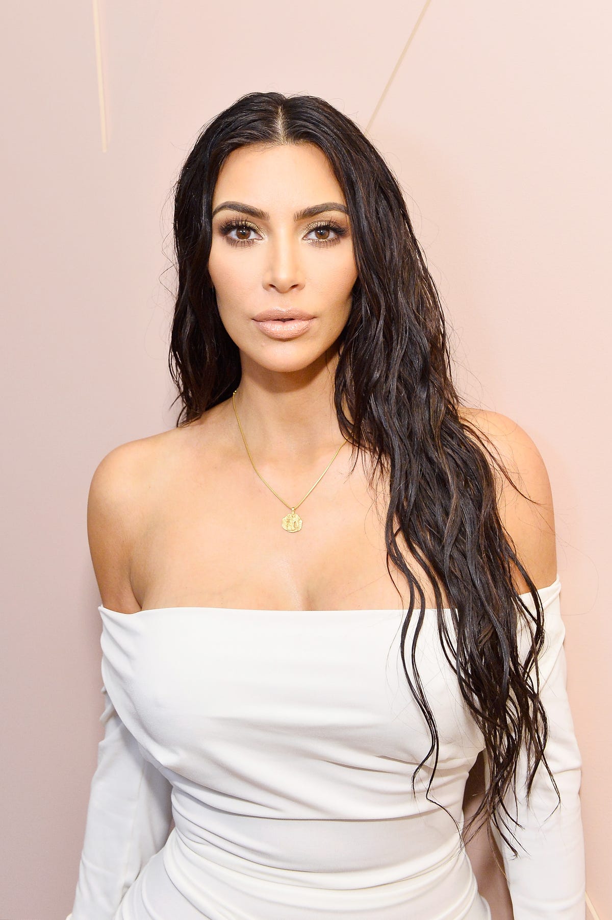 Update: Kim Kardahsian's Mysterious Powder Was a Table - Kim Kardashian ...