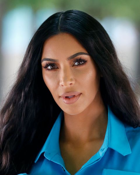 kim kardashian tijdens paris fashion week bij louis vuitton in 2019, blauwe top, blauwe blouse, brunette