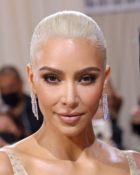 El impactante cambio de look de Kim Kardashian en la gala MET 2022 de rubio platino al estilo Marilyn Monroe Kim-kardashian-rubia-gala-met-2022-marilyn-monroe-elle-1651554659