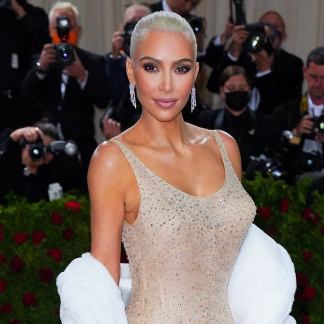 El impactante cambio de look de Kim Kardashian en la gala MET 2022 de rubio platino al estilo Marilyn Monroe Kim-kardashian-rubia-marilyn-monroe-gala-met-vestido-brillos-elle-1651553805.jpg?crop=0.737xw:0.955xh;0.115xw,0
