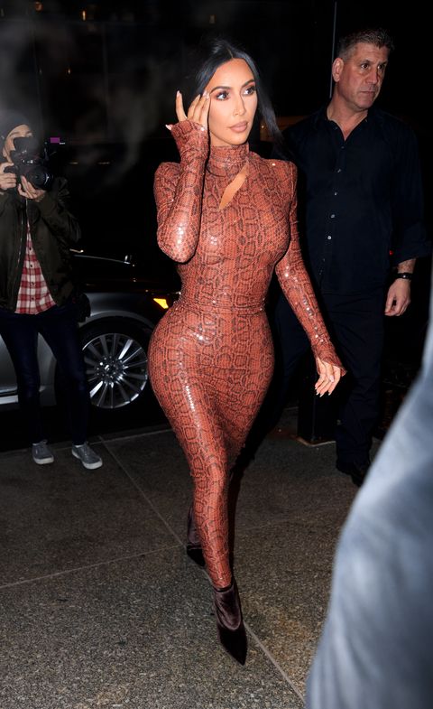 El misterioso caso de cómo Kim Kardashian puede andar con este ajustado  vestido de serpiente - EL último look imposible de Kim