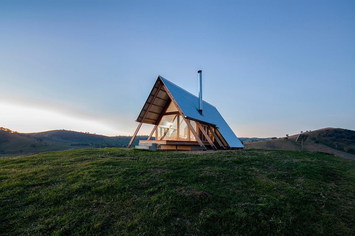 Una cabaña de diseño inspirada en las clásicas casas de madera