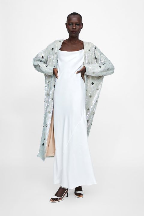 Este kimono largo de Zara es el abrigo de invitada ideal