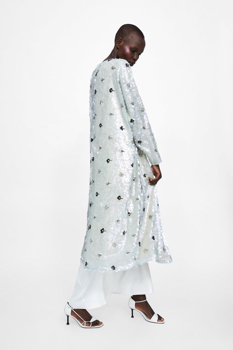 Este kimono largo de Zara es el abrigo de invitada ideal